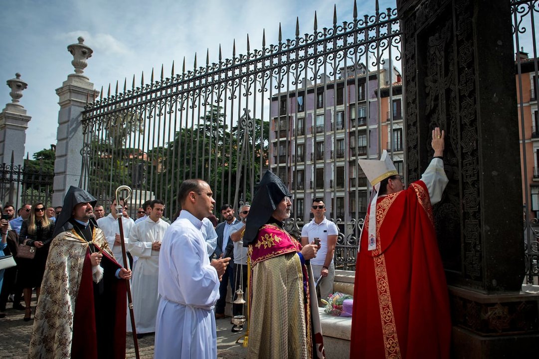DVD 1213. Madrid, 19/05/2024. Entrega del Jachkar, cruz de la iglesia armenia a la Iglesia Catlooca, en la Catedral de La Almudena. (Foto: JUAN BARBOSA) .
JUAN BARBOSA